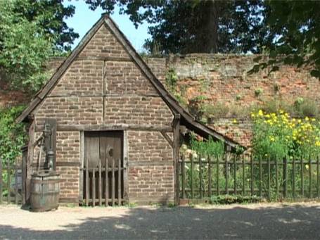 Krefeld : Wasserburg Linn, Vorhof Backhaus